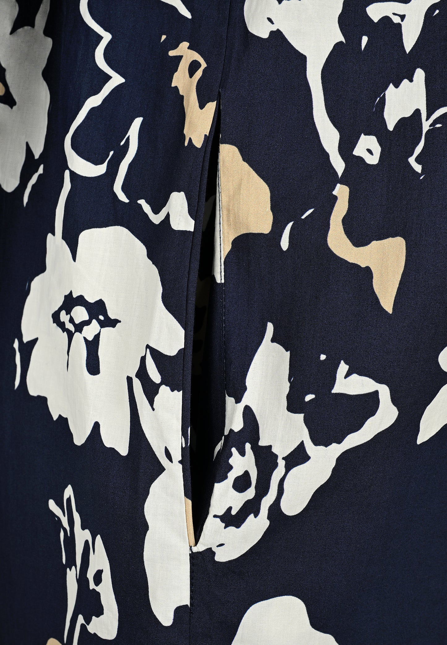 E25192 Jurk met bloemenprint in donkerblauw/wit