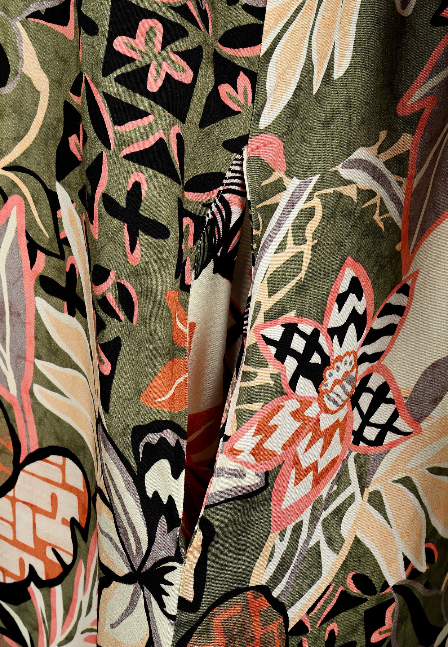 E25391 Jurk met bloemenprint in olijf/roze