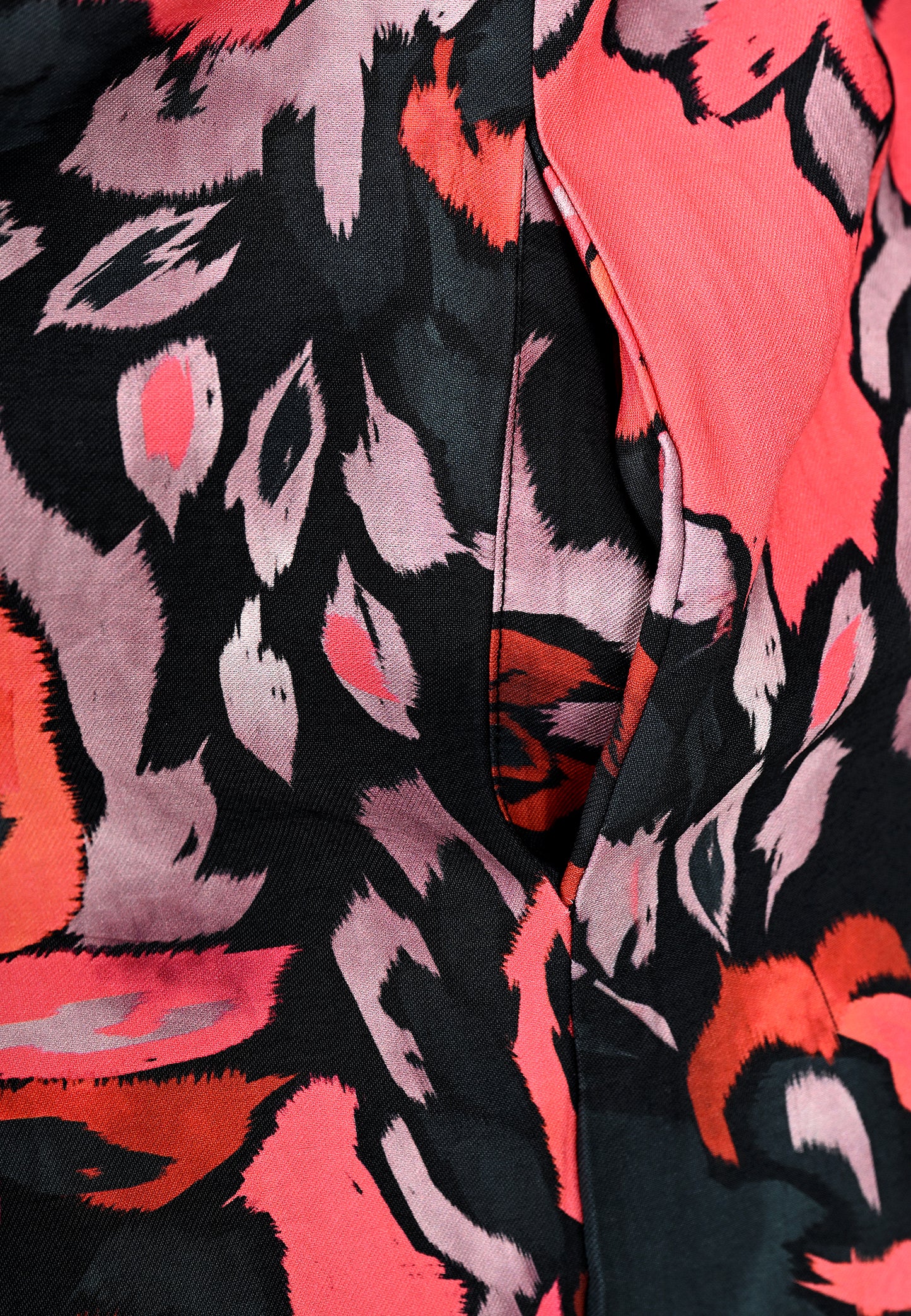 E25593 Kleid mit Blüten-Print in Rot/Schwarz