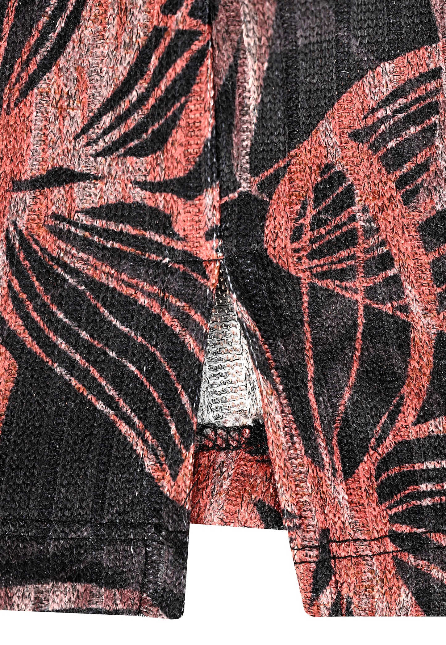 E25785 Feinstrick-Shirt mit Blüten-Print in Schwarz/Braun