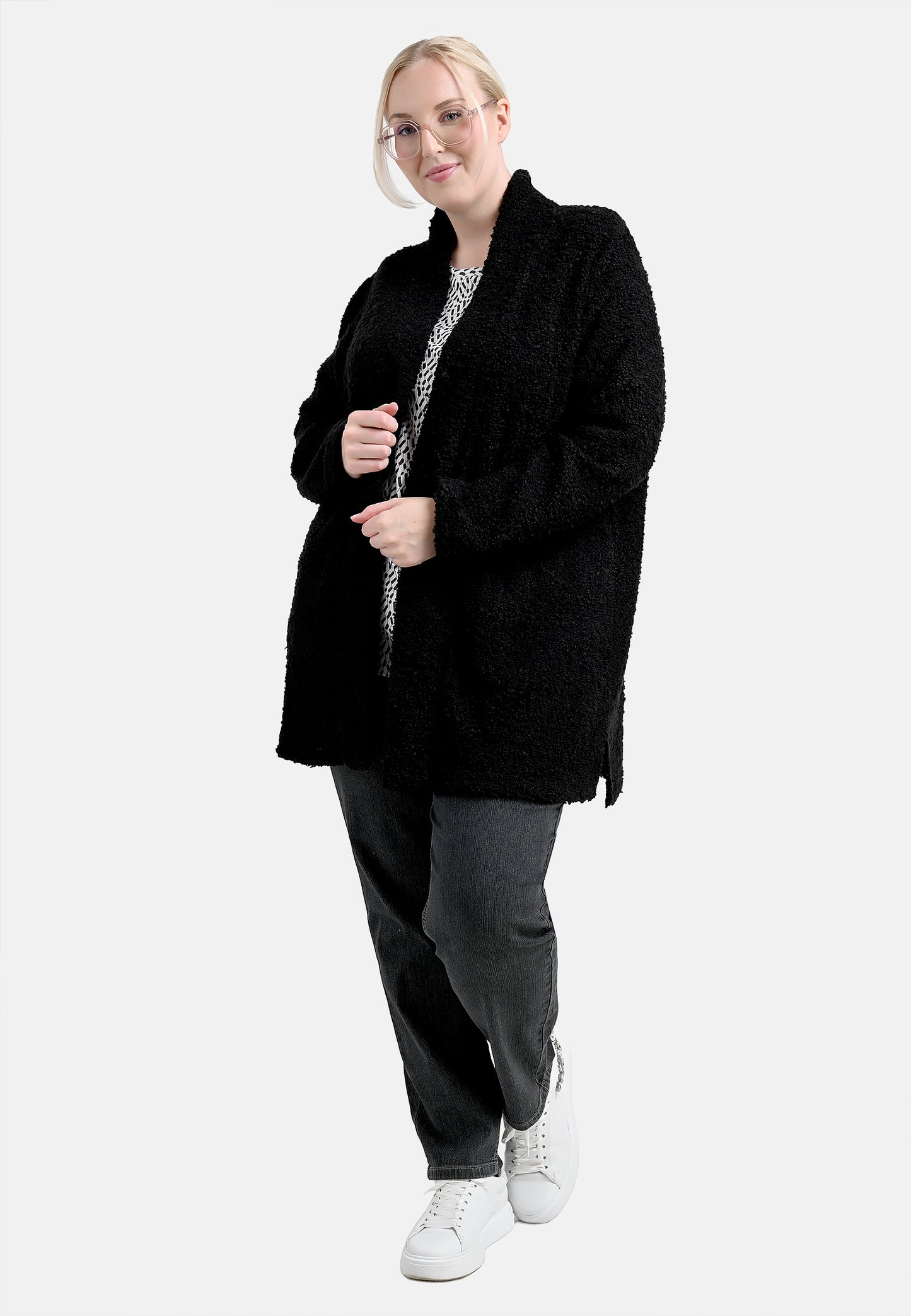 E24694 Cardigan aus Bouclé-Strick in Schwarz