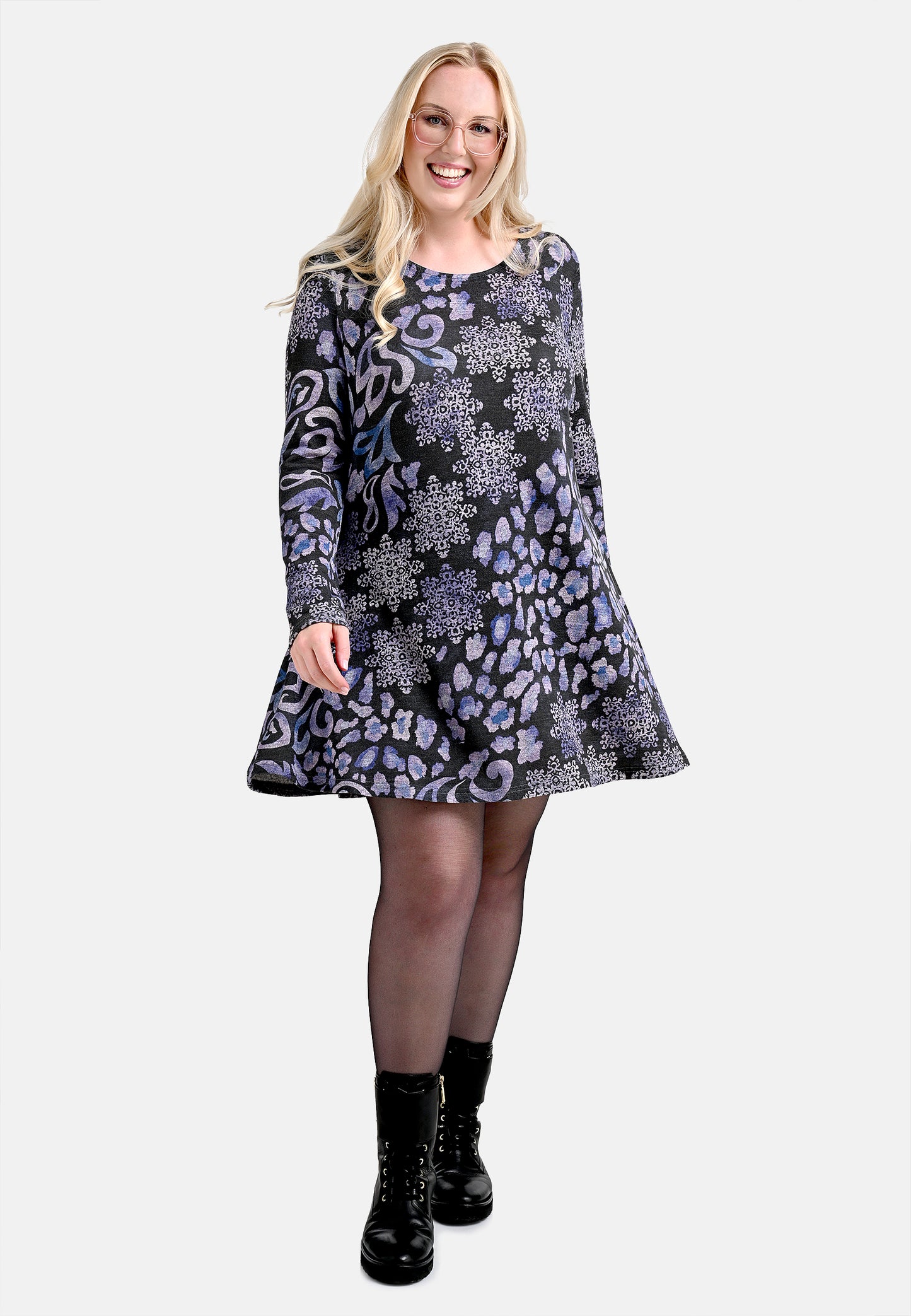 E24788 Feinstrick-Kleid mit Ornament-Leo-Print in Grau/Lila