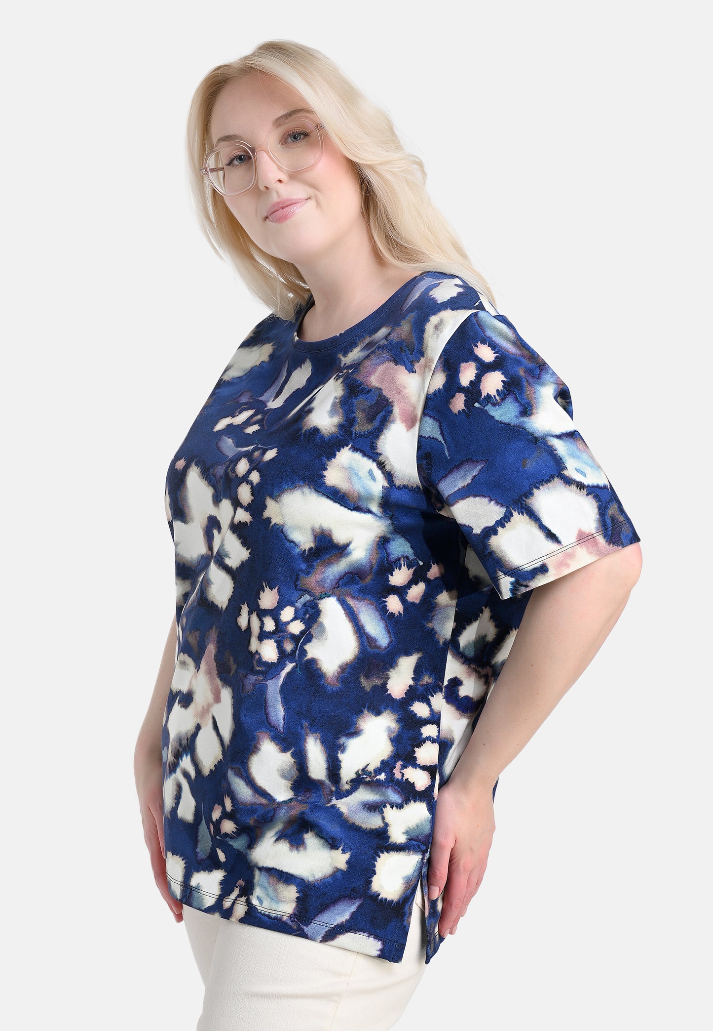 E25484 Shirt met batik bloemenprint in blauw