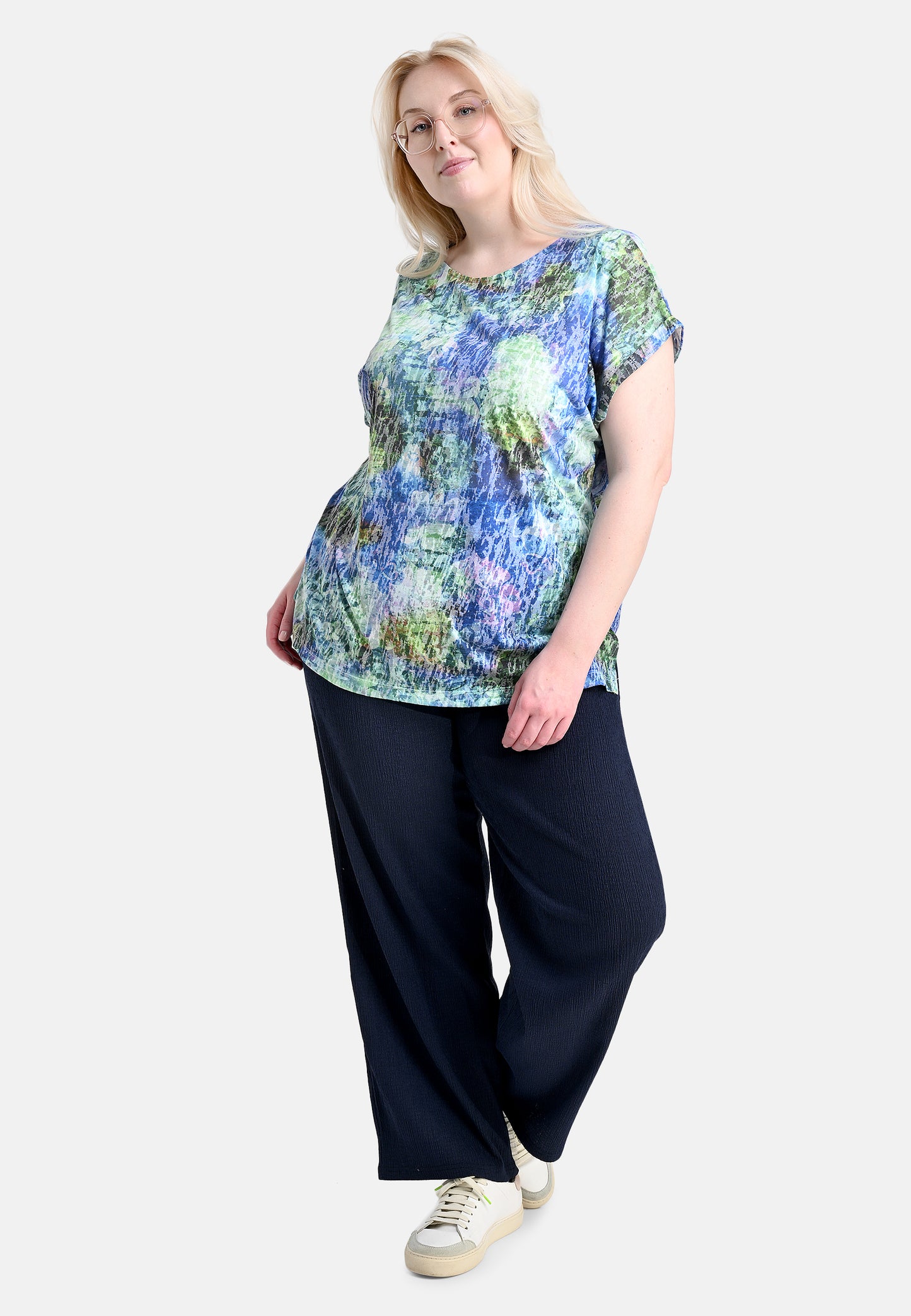 E25485 Shirt met bloemenprint in blauw/groen