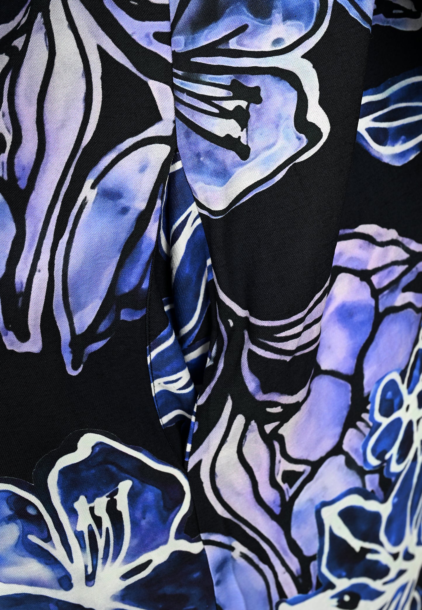 E25688 Jurk met bloemenprint in zwart/blauw